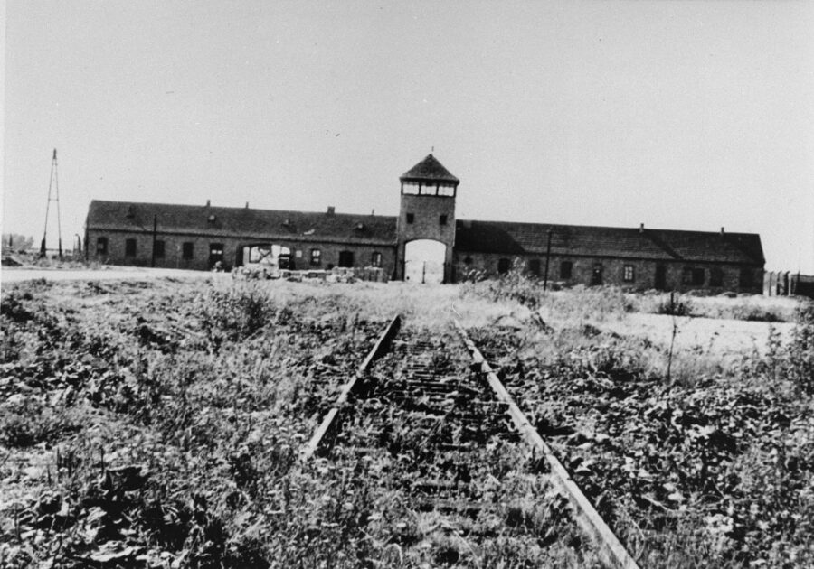 "Il ne peut y avoir de poésie après Auschwitz." (Adorno, Critique de la culture et société, 1951).