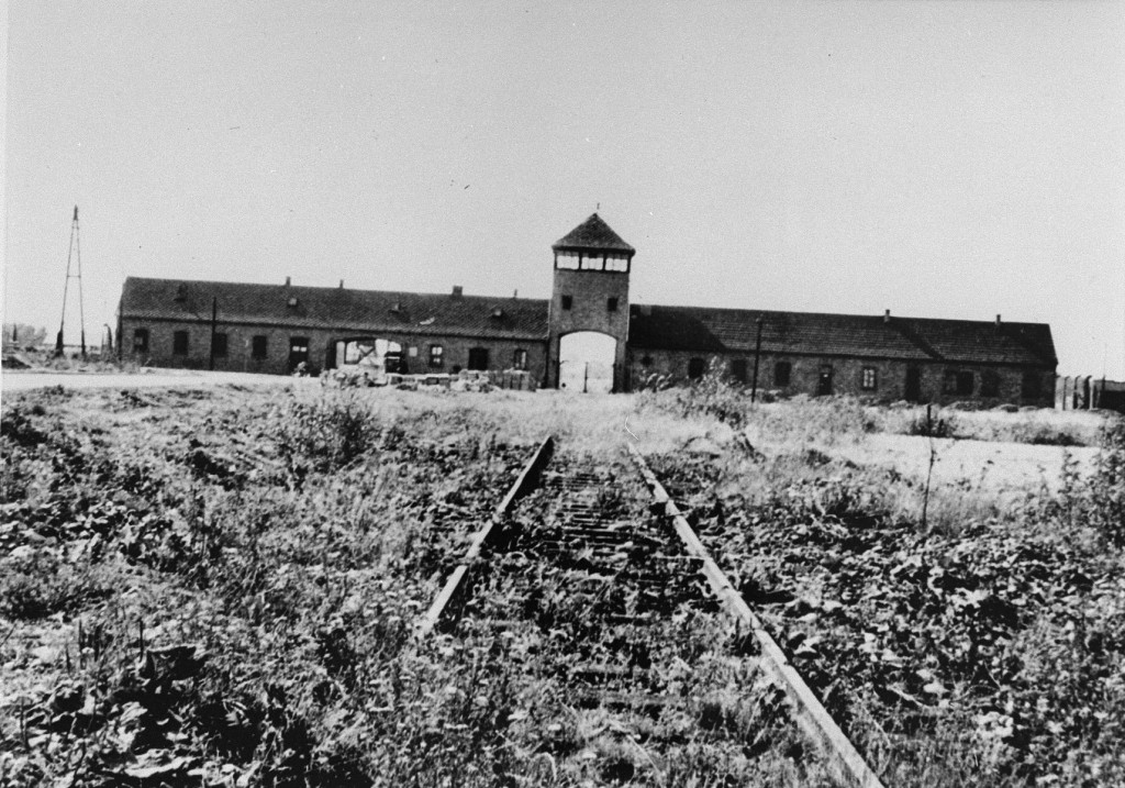 "Il ne peut y avoir de poésie après Auschwitz." (Adorno, Critique de la culture et société, 1951).