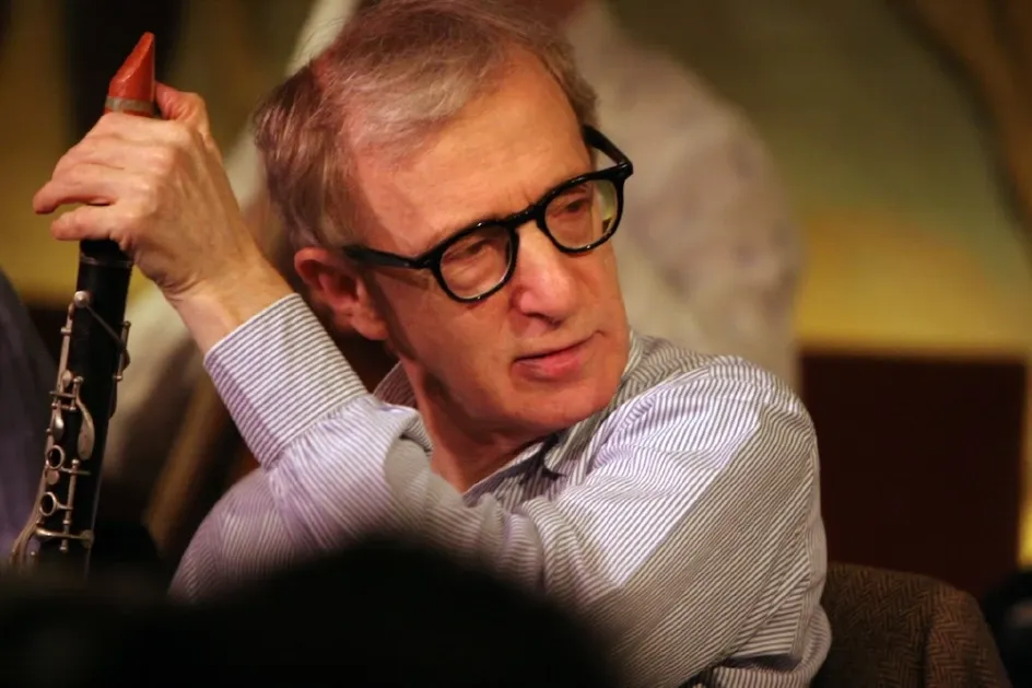 Woody Allen : « Ho quasi 90 anni, e nessun rimorso. Nella vita si prendono soprattutto decisioni giuste, ma a quelle sbagliate diamo più peso » (Woody Allen : « J’ai presque 90 ans, et aucun regret. Dans la vie on prend surtout les bonnes décisions, mais on donne plus de poids aux mauvaises.»)