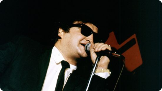 "Whisky, coca & illuminazioni la vita (breve) di John Belushi che dormiva solo sul set" (Whisky, coke & illuminations : la (courte) vie de John Belushi qui dormait uniquement sur le plateau)